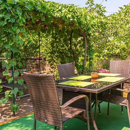 2 Bedroom Pet Friendly Home In Betina