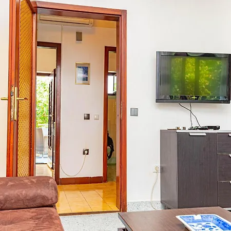2 Bedroom Pet Friendly Home In Betina
