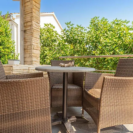 2 Bedroom Pet Friendly Home In Betina